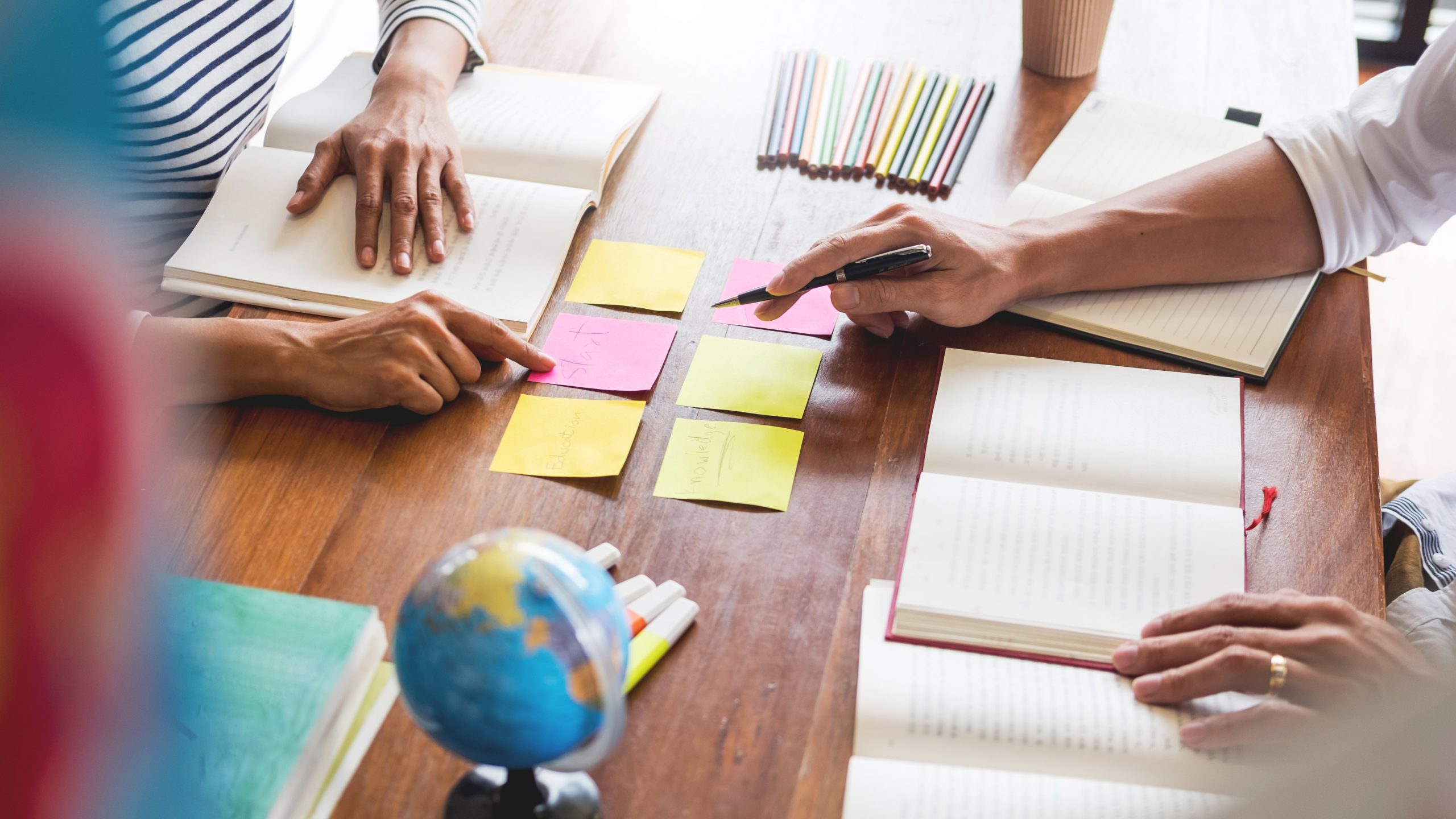 Mains et post-it lors d'une formation en agilité