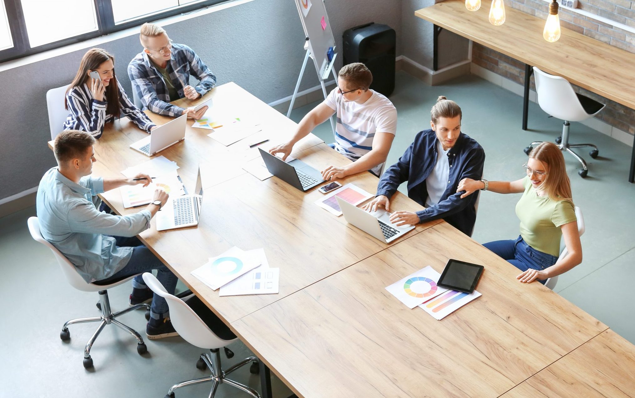 Formation autour d'une table avec des stagiaires