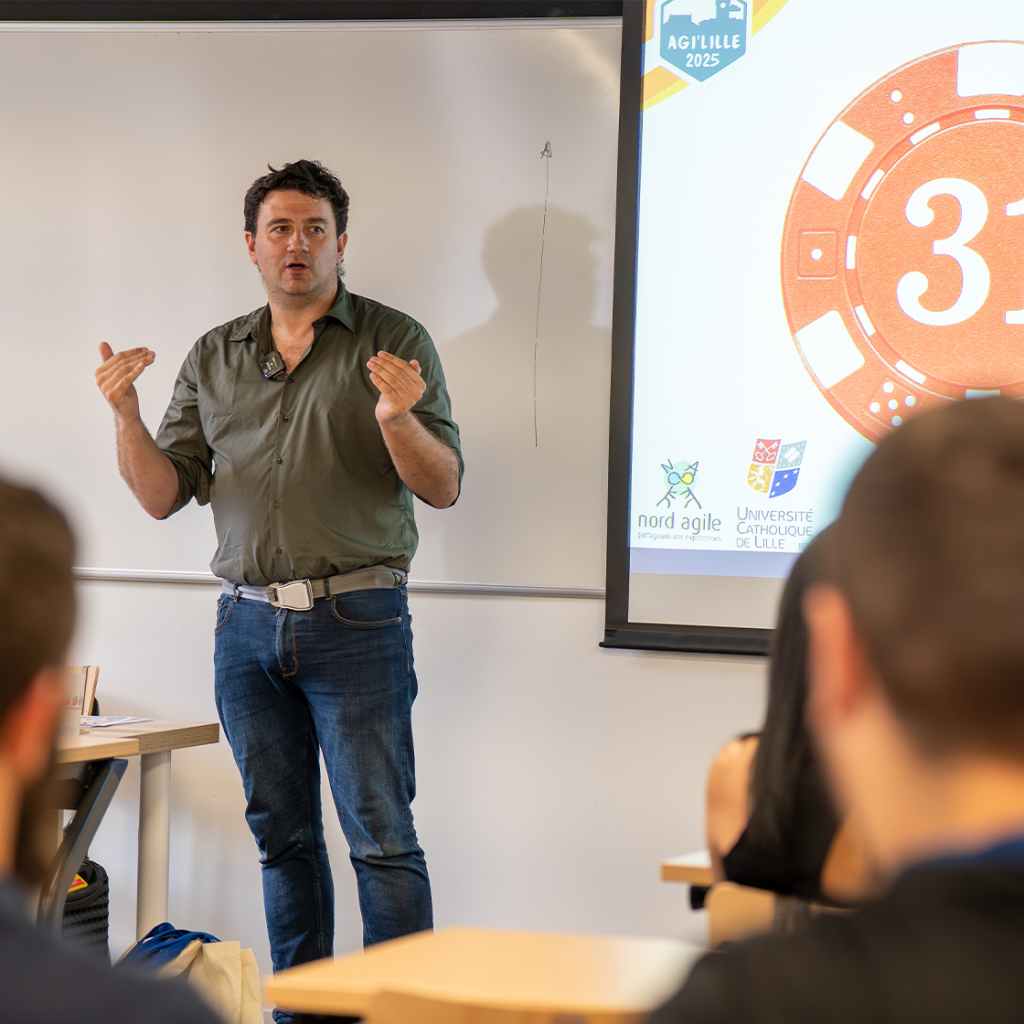 Guillaume Cousin, directeur pédagogique du centre de formation lors de sa conférence de ludopédagogie à l'Agi'Lille 2025