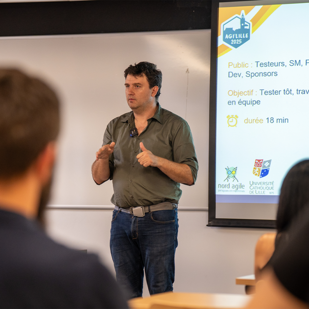 Guillaume Cousin, directeur pédagogique du centre de formation lors de sa conférence de ludopédagogie à l'Agi'Lille 2025