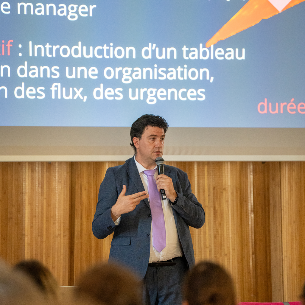 Guillaume Cousin, lors de la conférence sur la ludopédagogie et la qualité logicielle à la JFTL 2025.
