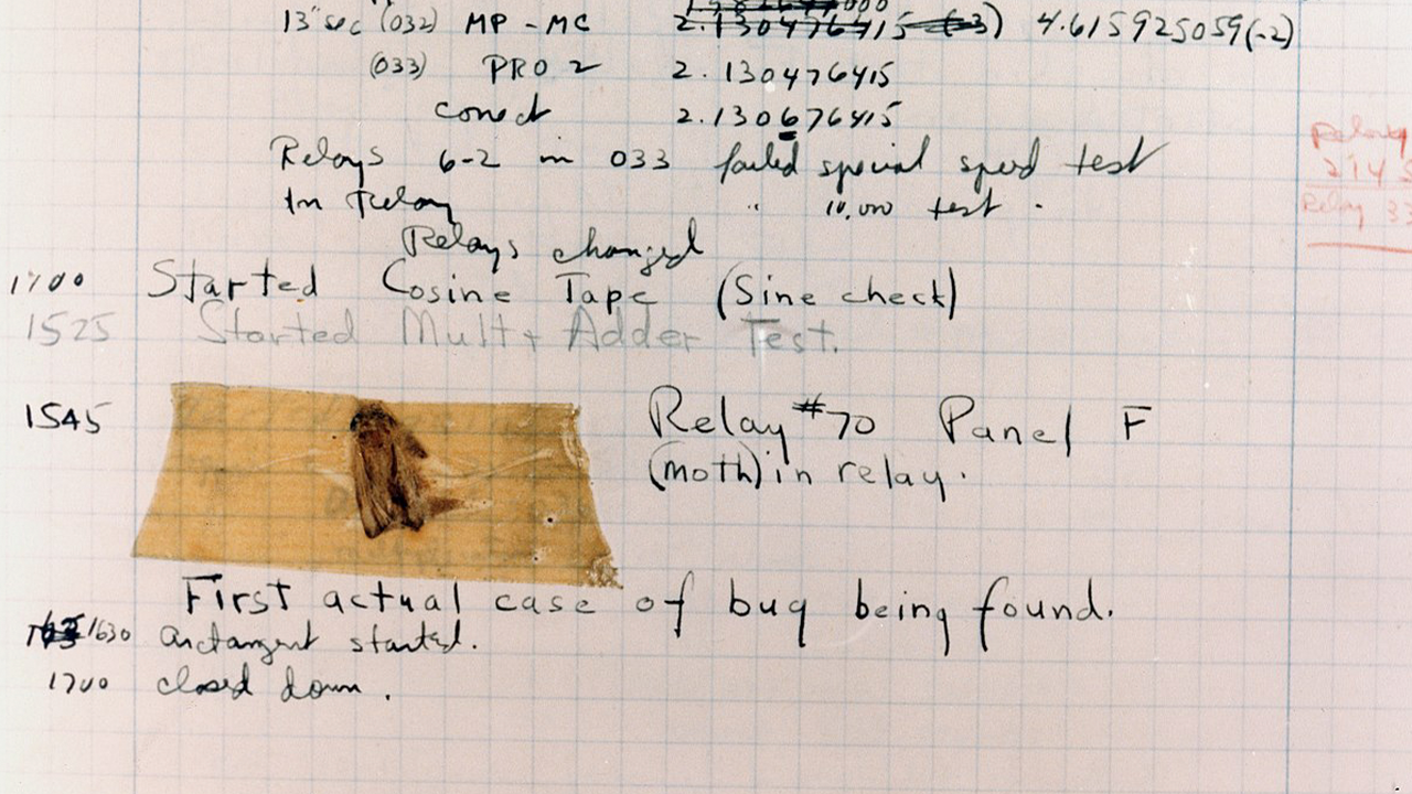 Photo du carnet mentionnant la phrase du premier bug et le papillon scotché - bannière